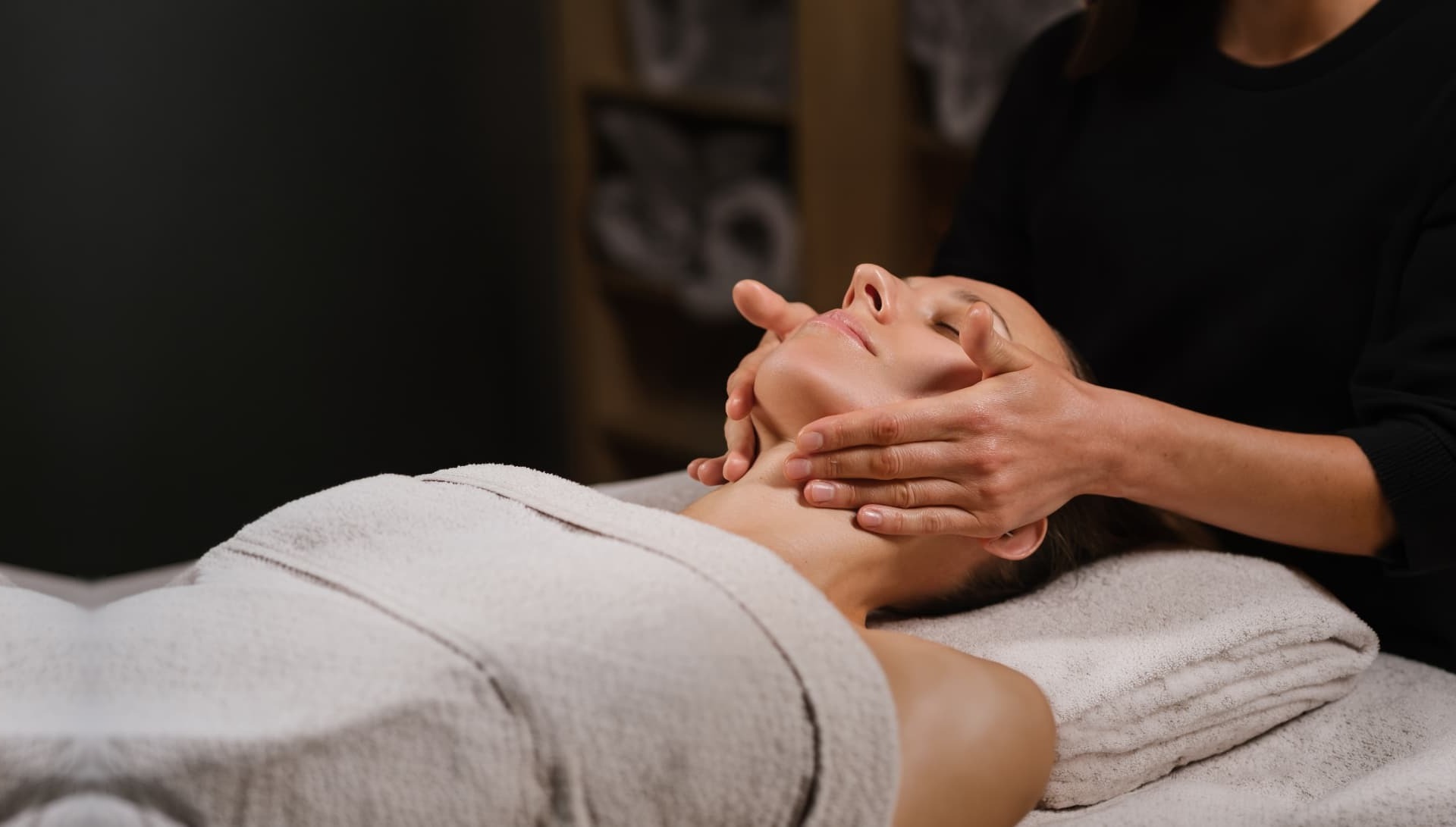 Professionelle Gesichtsbehandlung in einem Spa